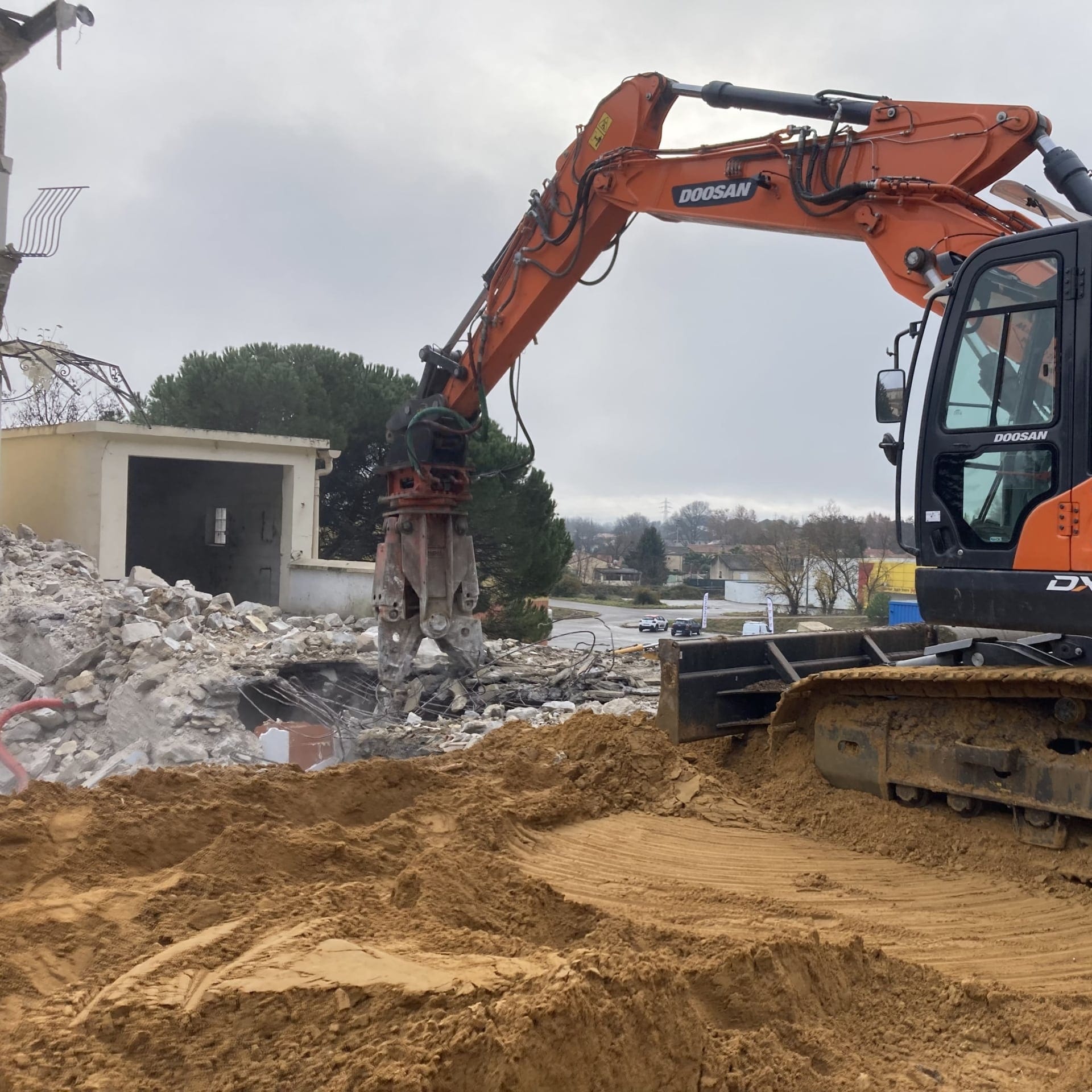 Pelle mécanique Doosan en action sur chantier de démolition